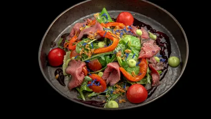 Салат з печеною яловичиною